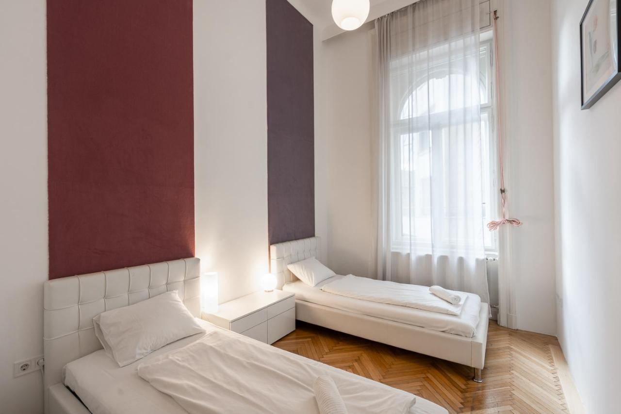 Bright Two-Bedroom Home By The New York Palace